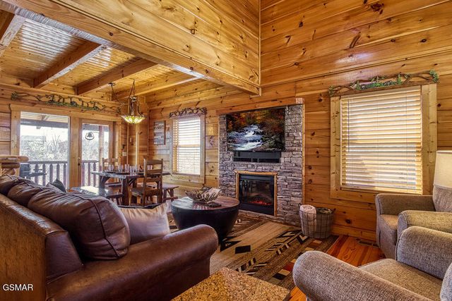 1111 Towering Oaks Dr Drive, Sevierville, TN 37876