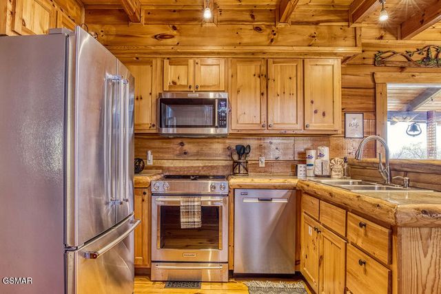 1111 Towering Oaks Dr Drive, Sevierville, TN 37876