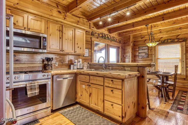 1111 Towering Oaks Dr Drive, Sevierville, TN 37876