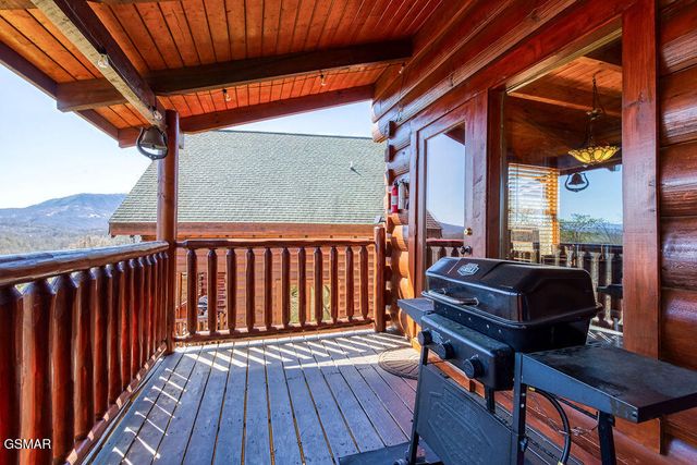 1111 Towering Oaks Dr Drive, Sevierville, TN 37876