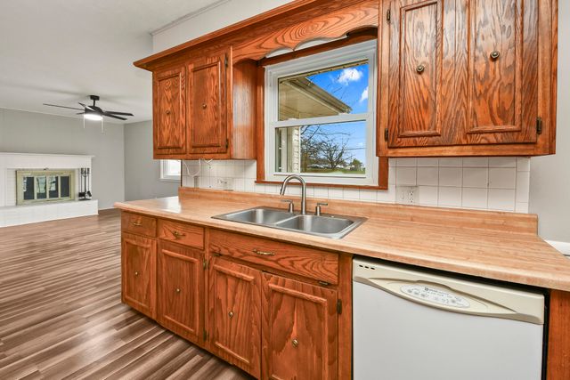 2215 E Sharon Street, Springfield, MO 65803