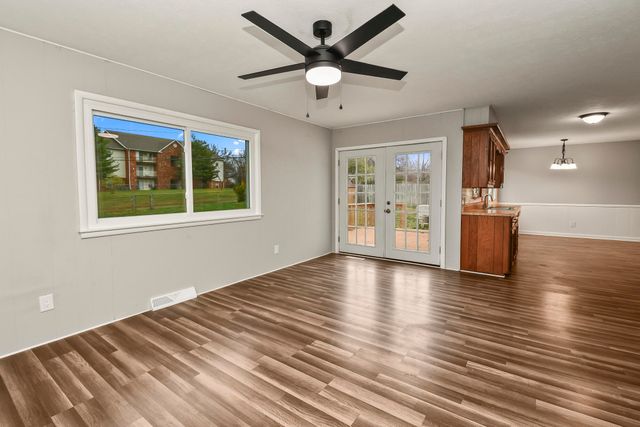 2215 E Sharon Street, Springfield, MO 65803