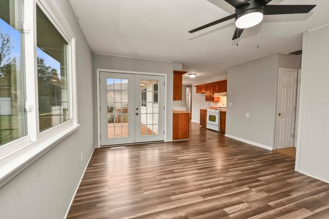 2215 E Sharon Street, Springfield, MO 65803