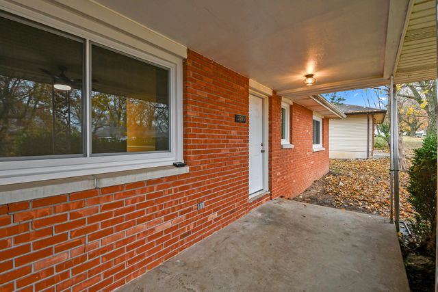 2215 E Sharon Street, Springfield, MO 65803