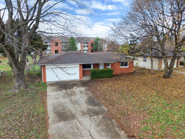 2215 E Sharon Street, Springfield, MO 65803