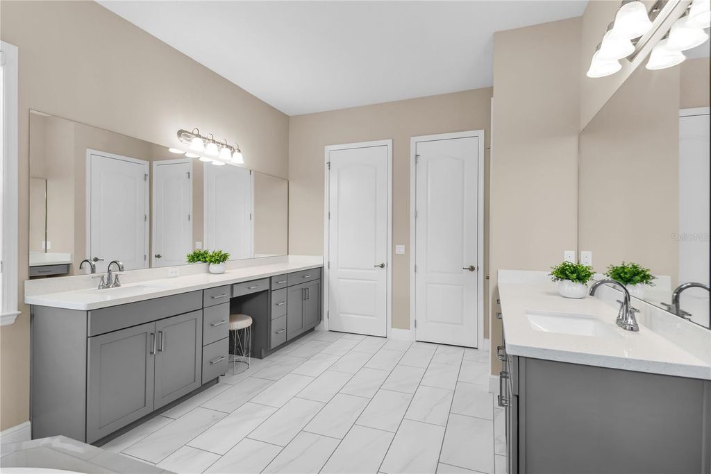 Image 44 of property listing at 12521 FARADAY LANE, Orlando, FL 32827