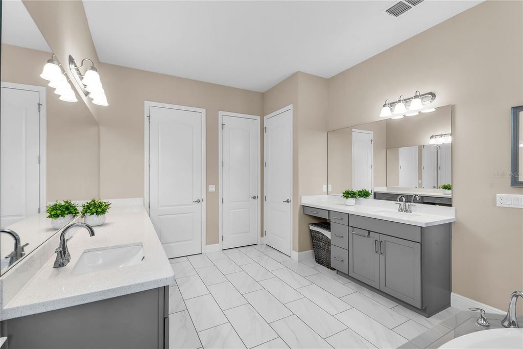 Image 48 of property listing at 12521 FARADAY LANE, Orlando, FL 32827
