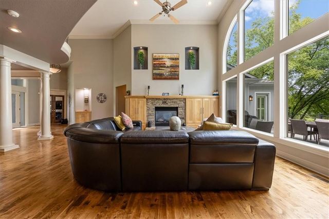 9920 Skyview Lane, Lenexa, KS 66220
