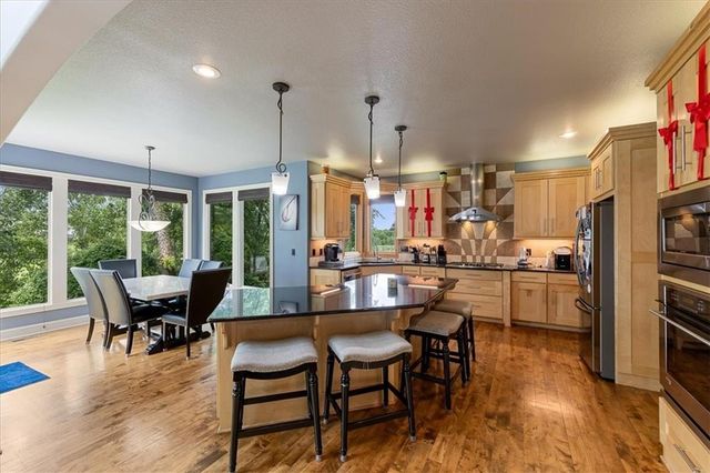 9920 Skyview Lane, Lenexa, KS 66220