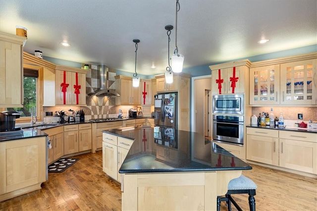 9920 Skyview Lane, Lenexa, KS 66220