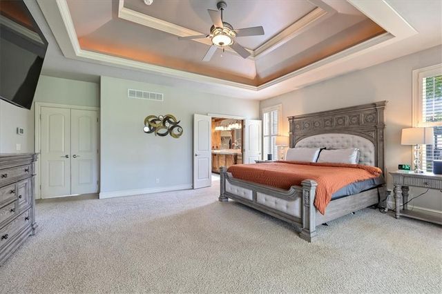 9920 Skyview Lane, Lenexa, KS 66220