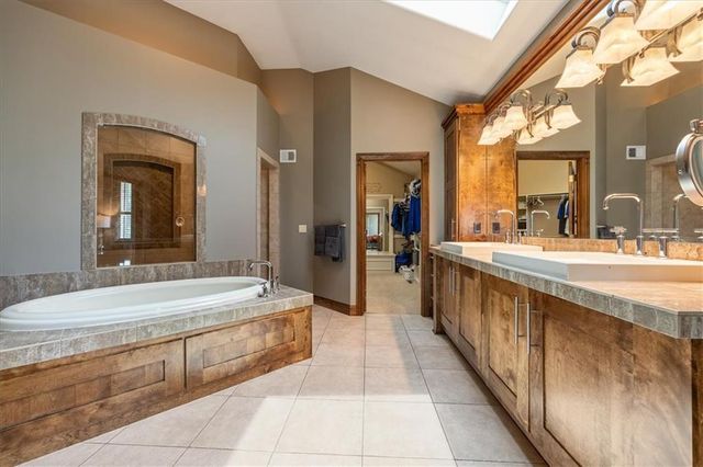 9920 Skyview Lane, Lenexa, KS 66220