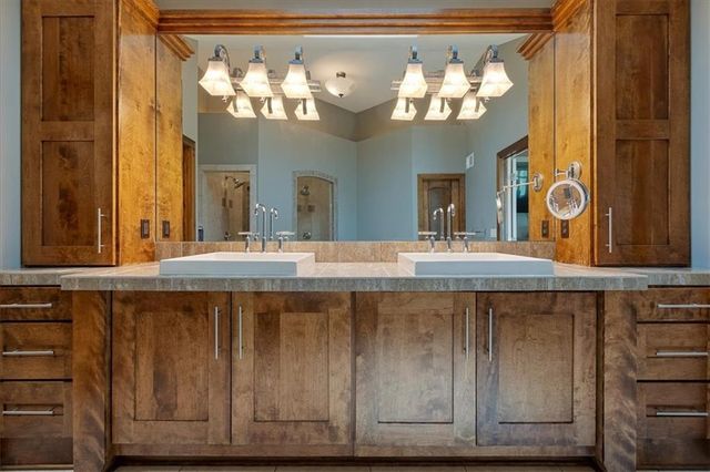 9920 Skyview Lane, Lenexa, KS 66220