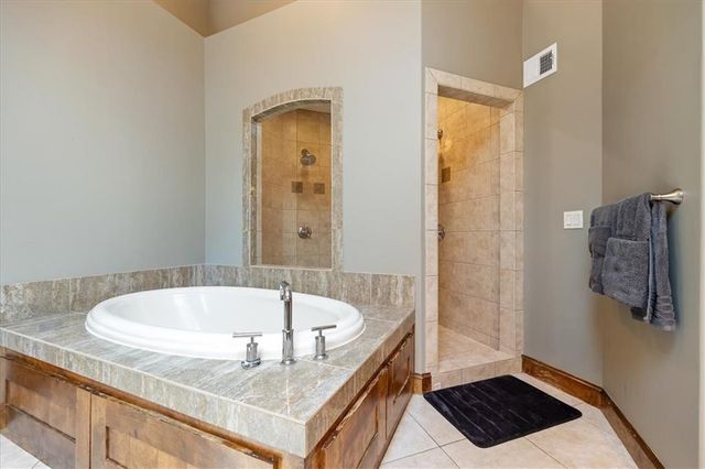 9920 Skyview Lane, Lenexa, KS 66220