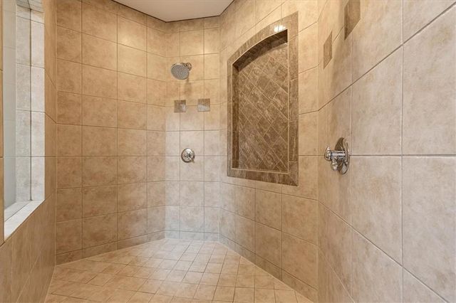 9920 Skyview Lane, Lenexa, KS 66220
