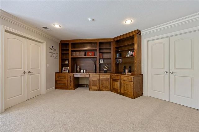 9920 Skyview Lane, Lenexa, KS 66220