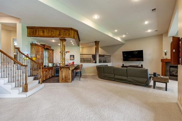 9920 Skyview Lane, Lenexa, KS 66220