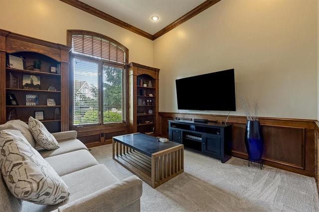 9920 Skyview Lane, Lenexa, KS 66220