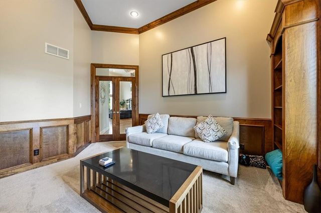 9920 Skyview Lane, Lenexa, KS 66220