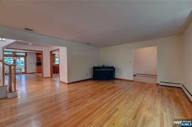 34 Knoll Road, Wayne, NJ 07470