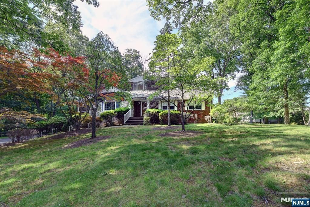 34 Knoll Road, Wayne, NJ 07470