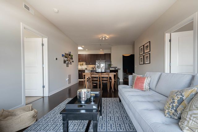 5858 N Broadway Avenue 602, Chicago, IL 60660