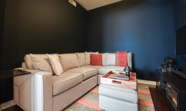 5858 N Broadway Avenue 602, Chicago, IL 60660