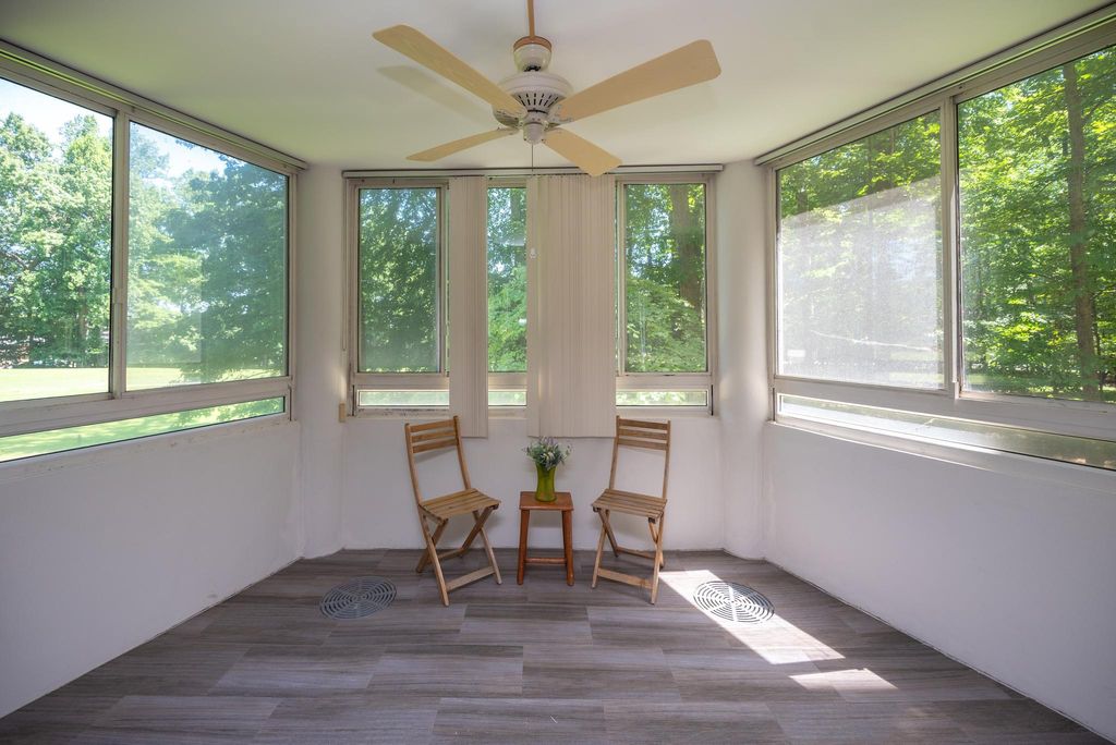 Image 15 of property listing at 15100 INTERLACHEN DR #4-110, Silver Spring, MD 20906