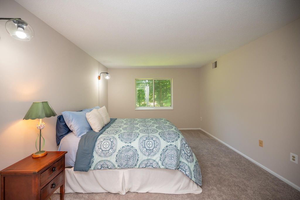 Image 17 of property listing at 15100 INTERLACHEN DR #4-110, Silver Spring, MD 20906