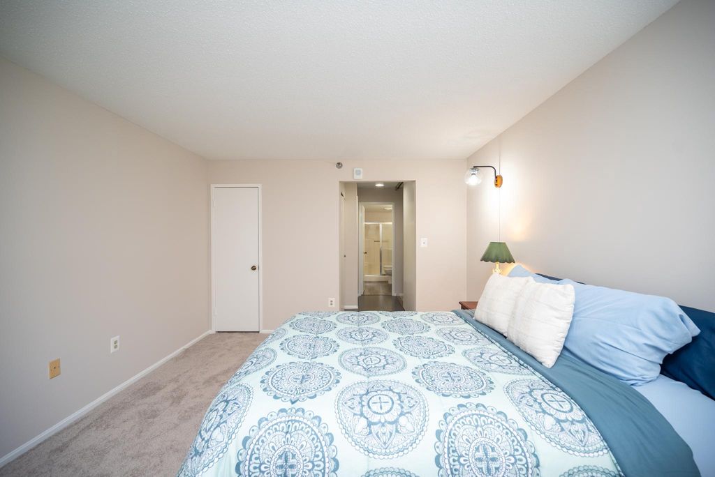 Image 20 of property listing at 15100 INTERLACHEN DR #4-110, Silver Spring, MD 20906