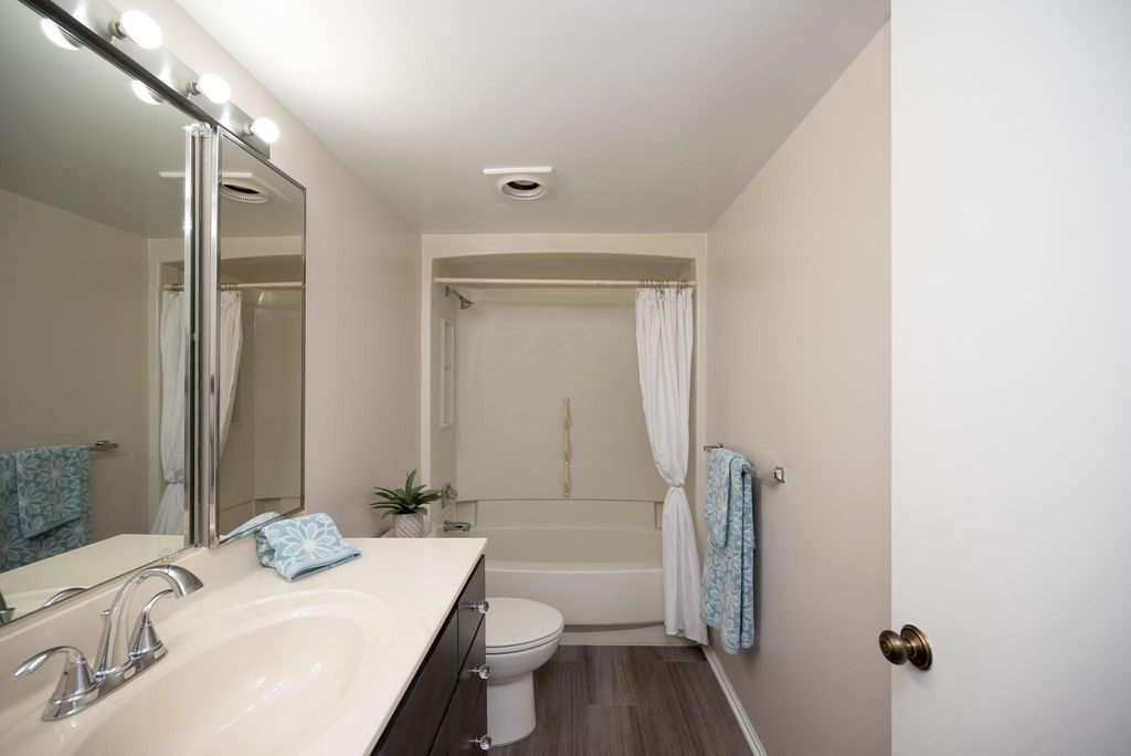 Image 25 of property listing at 15100 INTERLACHEN DR #4-110, Silver Spring, MD 20906