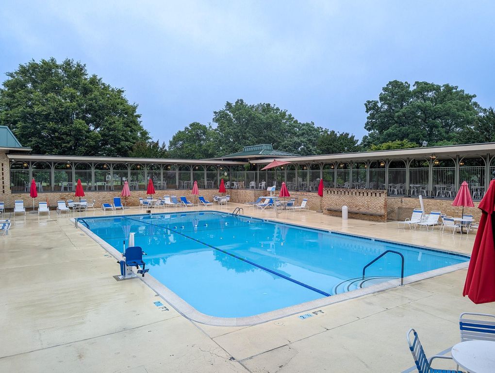 Image 34 of property listing at 15100 INTERLACHEN DR #4-110, Silver Spring, MD 20906