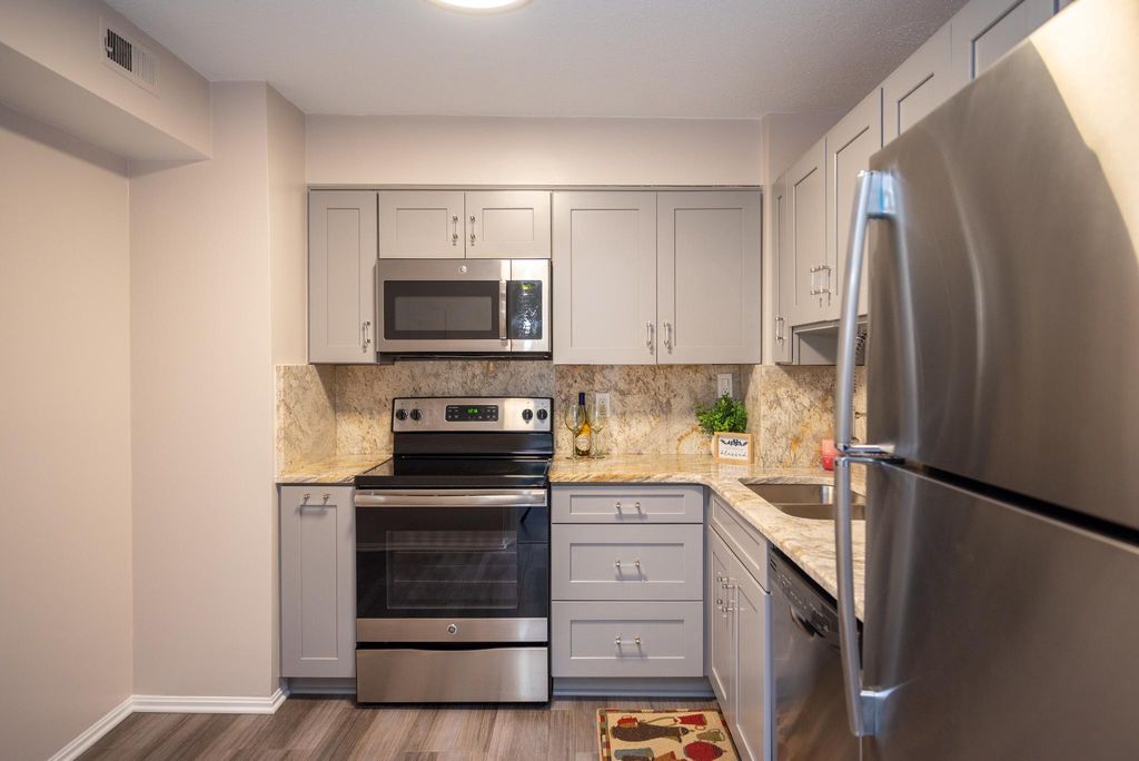 Image 6 of property listing at 15100 INTERLACHEN DR #4-110, Silver Spring, MD 20906