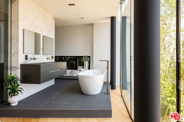 9277 Thrush Way, Los Angeles, CA 90069