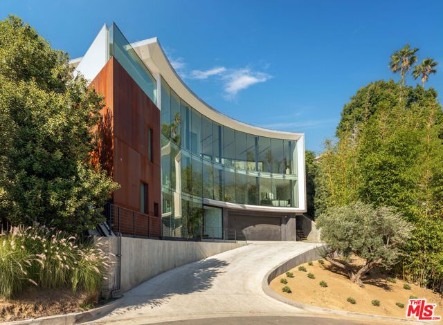 9277 Thrush Way, Los Angeles, CA 90069