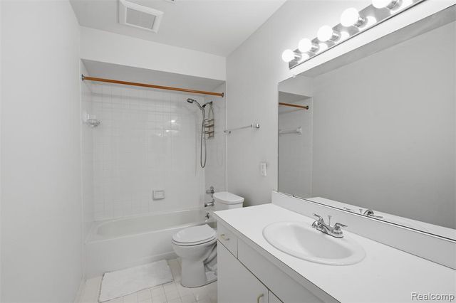 29726 Pine Ridge Circle, Farmington Hills, MI 48331