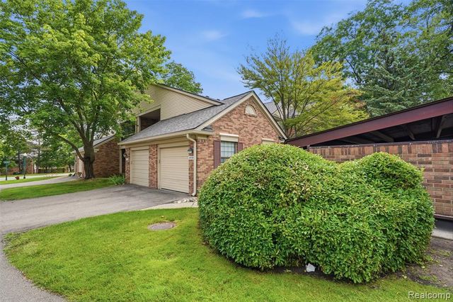 29726 Pine Ridge Circle, Farmington Hills, MI 48331
