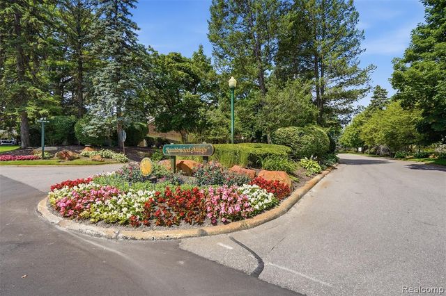 29726 Pine Ridge Circle, Farmington Hills, MI 48331