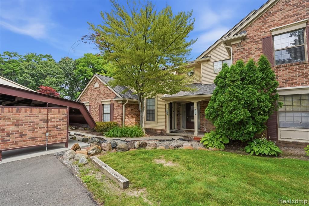 29726 Pine Ridge Circle, Farmington Hills, MI 48331