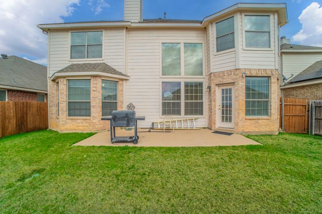 317 Crescent Creek Lane, Fort Worth, TX 76140