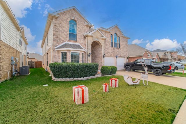 317 Crescent Creek Lane, Fort Worth, TX 76140