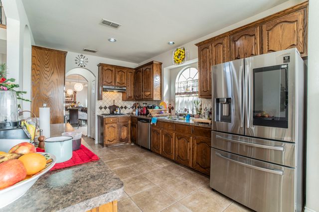 317 Crescent Creek Lane, Fort Worth, TX 76140