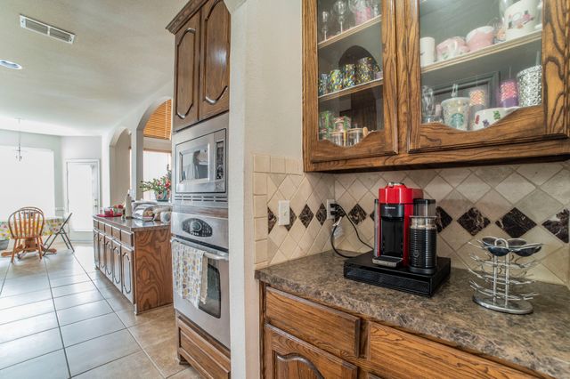 317 Crescent Creek Lane, Fort Worth, TX 76140