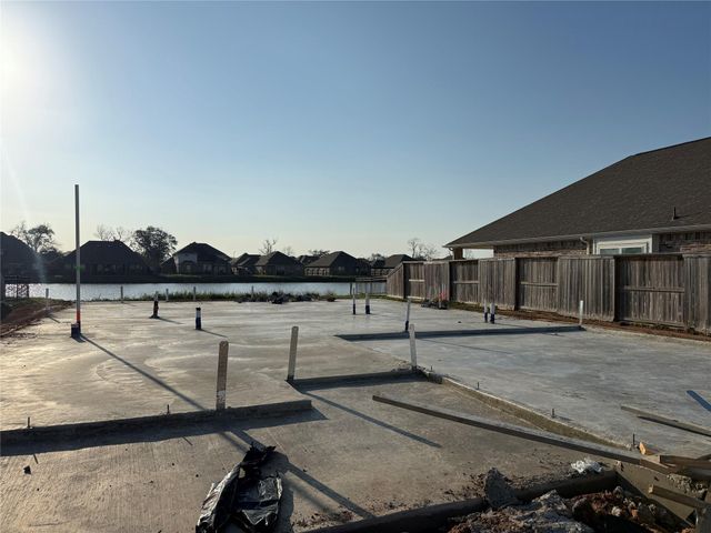 122 Water Grass Trail, Clute, TX 77531