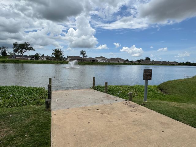 122 Water Grass Trail, Clute, TX 77531
