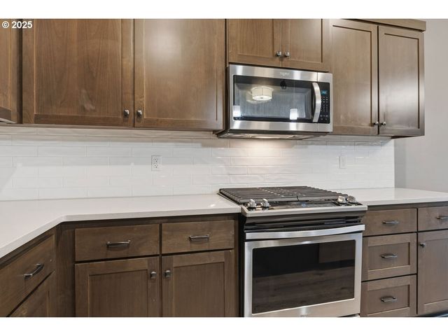 1396 DAHLIA St, Woodburn, OR 97071