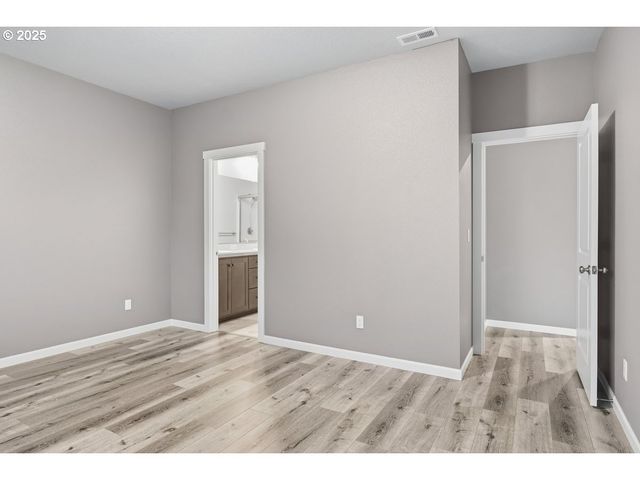 1396 DAHLIA St, Woodburn, OR 97071