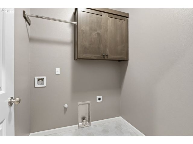 1396 DAHLIA St, Woodburn, OR 97071