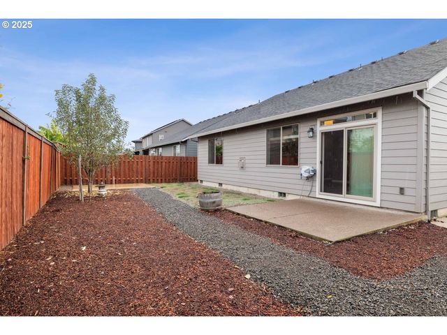 1396 DAHLIA St, Woodburn, OR 97071