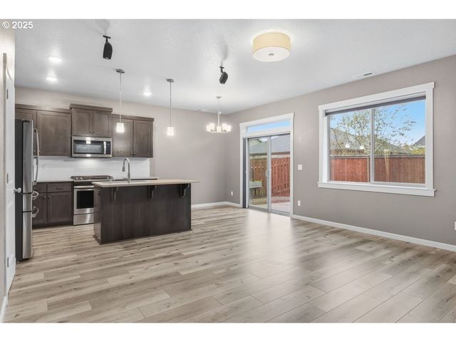 1396 DAHLIA St, Woodburn, OR 97071